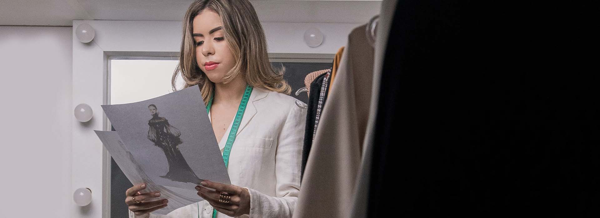différences entre styliste et modéliste : styliste de Mode avec croquis